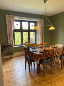 a dining room with a table and chairs at Newport Kenvor Dinas Cross Easy access bungalow near beaches in Dinas