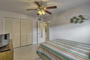 Postelja oz. postelje v sobi nastanitve The Palms Cocoa Beach Condo Walk to Beach!