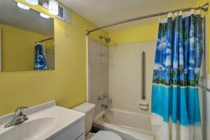 Kopalnica v nastanitvi The Palms Cocoa Beach Condo Walk to Beach!