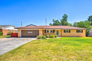 ein Backsteinhaus mit Garage im Hof in der Unterkunft Woodward Home Near Crystal Beach Water Park! in Woodward