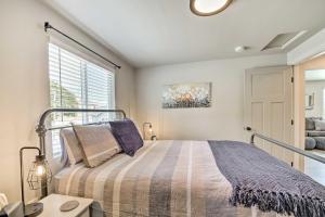 1 dormitorio con cama y ventana en Ideally Located Buckley Apartment with Balcony!, en Buckley