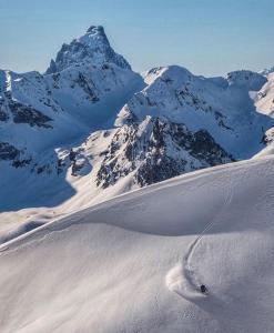 een persoon is aan het skiën in een met sneeuw bedekte berg bij Gourette appartement près des pistes, Résidence Val Soleil, 256 Gourette Nord, rue de Tortes in Eaux-Bonnes