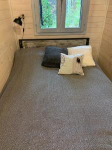 A bed or beds in a room at Off mode - Erdei faház a tóparton