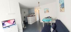 Kuchyňa alebo kuchynka v ubytovaní Super T2 joli balcon centre port du Cap d'Agde