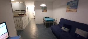 Kuchyňa alebo kuchynka v ubytovaní Super T2 joli balcon centre port du Cap d'Agde