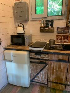 A kitchen or kitchenette at Off mode - Erdei faház a tóparton