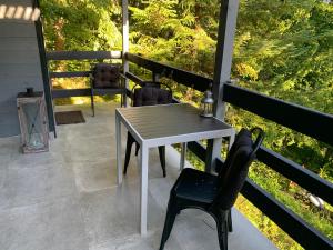 A balcony or terrace at Off mode - Erdei faház a tóparton