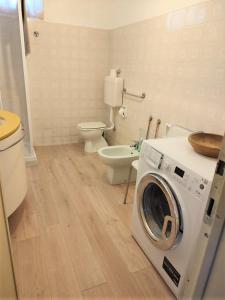 een badkamer met een wasmachine en een toilet bij Villa Zene in Montù Beccaria