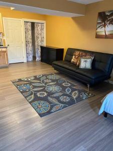 een woonkamer met een bank en een tapijt bij River getaway Downstairs unit in Bullhead City