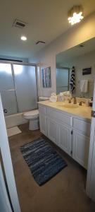 La salle de bains est pourvue d'un lavabo, de toilettes et d'un miroir. dans l'établissement Desert Dream, à Palm Desert