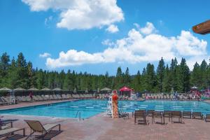 eine Person, die vor einem großen Pool steht in der Unterkunft Lausanne Getaway in Truckee