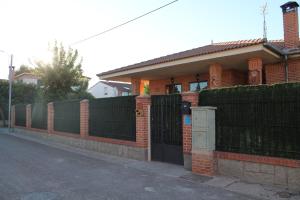 een stenen huis met een hek en een hek bij Aire De Pinares in Coca