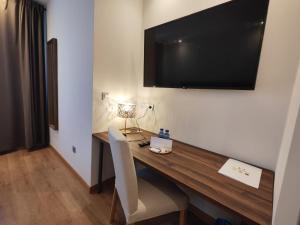 a desk in a room with a television on the wall at Alda Ruta Castilla in Palencia