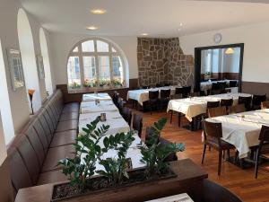 une salle à manger avec des tables et des chaises dans un restaurant dans l'établissement Hotel Waibstadter Hof, à Waibstadt