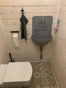 A bathroom at Off mode - Erdei faház a tóparton