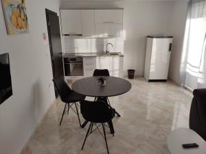 Kuchyňa alebo kuchynka v ubytovaní Apartments Marija Max