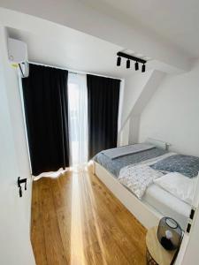 1 dormitorio con cama y ventana grande en Nowe 3 pokojowe mieszkanie z dużym tarasem, en Kalisz