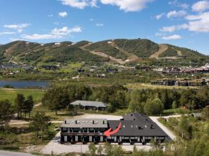 eine Luftansicht eines Gebäudes mit Bergen im Hintergrund in der Unterkunft Flott leilighet i Vestlia - ski in/ski out in Geilo