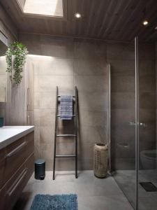 ein Bad mit einer Leiter in der Ecke der Dusche in der Unterkunft Flott leilighet i Vestlia - ski in/ski out in Geilo