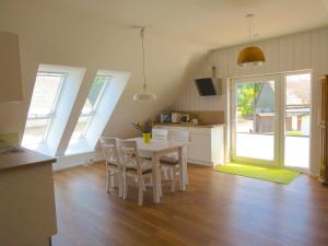 eine Küche und ein Esszimmer mit einem Tisch und Stühlen in der Unterkunft "Jugendliebe" in Benz auf Usedom in Benz