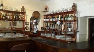 eine Bar mit vielen Flaschen und Gläsern in der Unterkunft Victoria Hotel in Bredasdorp