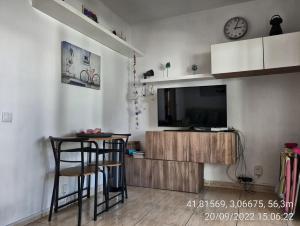 Televízia a/alebo spoločenská miestnosť v ubytovaní Apartament en Platja d'Aro al lado del mar + 9 fotografií