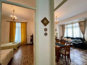 a room with a living room and a dining room at Appartement Dans Immeuble Haussmanien in Alger