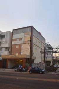 un edificio con un'auto parcheggiata di fronte di HOTEL CENTRUM a Kota