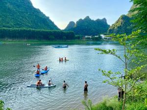 eine Gruppe von Menschen in Kajaks auf einem Fluss in der Unterkunft Phong Nha Coco House in Phong Nha + 56 Fotos