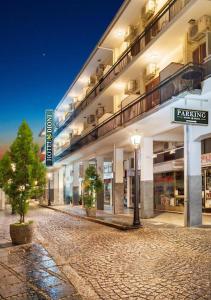 una calle vacía frente a un gran edificio en Dioni Hotel, en Ioannina
