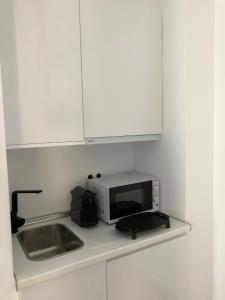 A kitchen or kitchenette at VEROMA PISOS