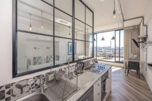 baño grande con lavabo y ventana grande en Homely Studio Apartment in Cape Town, en Ciudad del Cabo