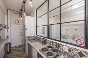 eine Küche mit einem Waschbecken und einem Fenster in der Unterkunft Homely Studio Apartment in Cape Town in Kapstadt