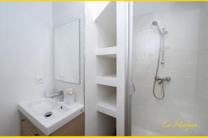 bagno bianco con doccia e lavandino di Le Morgan - Magnifique appartement cours principal plein centre avec parking a Salon-de-Provence