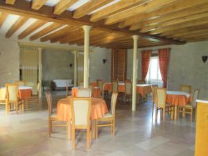 Chambre d'hotes "Les Bordes" في Marzy: غرفة طعام مع طاولات وكراسي
