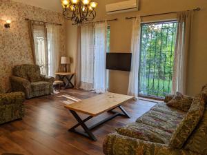 sala de estar con sofá y mesa en Forest en Dilijan