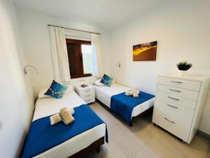 Postel nebo postele na pokoji v ubytování Apartamentos Los Balandros by SunHousesCanarias + 25 fotografií
