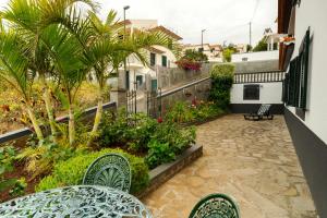 フンシャルにあるCharming Apartments in Funchal - São Gonçaloのバルコニー(テーブル、椅子、植物付)