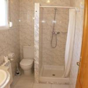 デニアにあるHoliday Home Begoniaのバスルーム(シャワー、トイレ、シンク付)