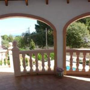 una puerta abierta a un balcón con un arco en Holiday Home Begonia, en Denia
