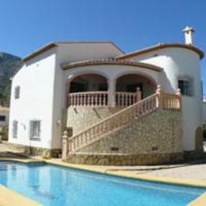 una casa con piscina frente a una casa en Holiday Home Begonia, en Denia