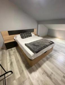 1 dormitorio con 1 cama en una habitación en Acojedor Apartamento en Bermeo en Bermeo