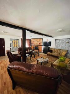 a living room with a leather couch and a table at Casa Albac in Albac