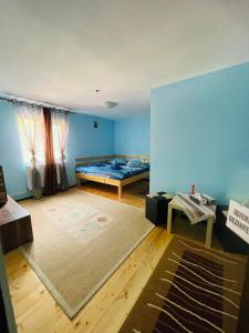 sypialnia z łóżkiem i niebieską ścianą w obiekcie Casa Albac w Albacu