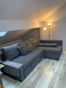 un sofá con 2 almohadas en una habitación en Acojedor Apartamento en Bermeo en Bermeo