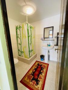 łazienka z umywalką, toaletą i dywanem w obiekcie Casa Albac w Albacu