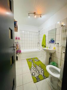 łazienka z toaletą, umywalką i wanną w obiekcie Casa Albac w Albacu