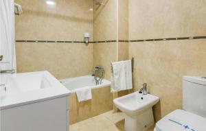 Zdjęcie z galerii obiektu Awesome Apartment In Fuengirola With Kitchen w mieście Fuengirola