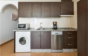 Zdjęcie z galerii obiektu Awesome Apartment In Fuengirola With Kitchen w mieście Fuengirola