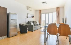 Zdjęcie z galerii obiektu Awesome Apartment In Fuengirola With Kitchen w mieście Fuengirola